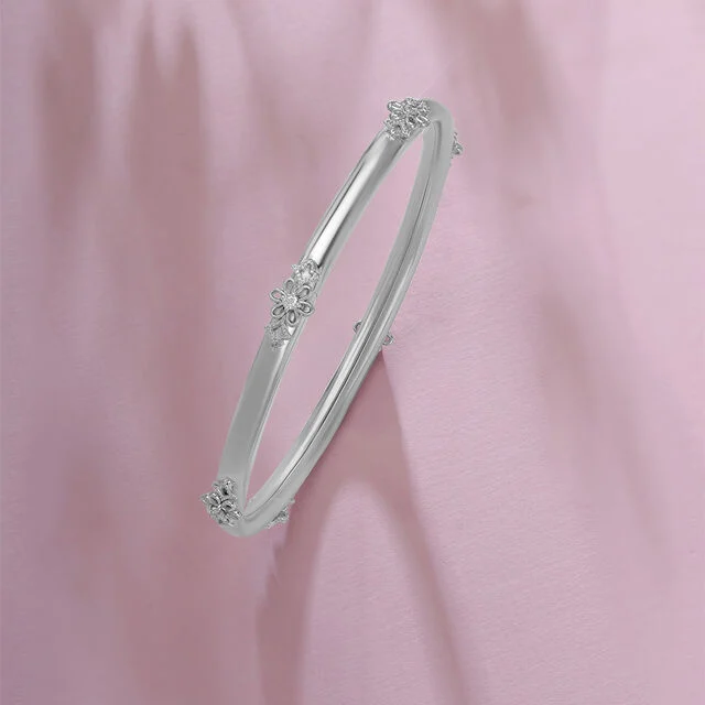 Elegant Fleur Silver Bangle
