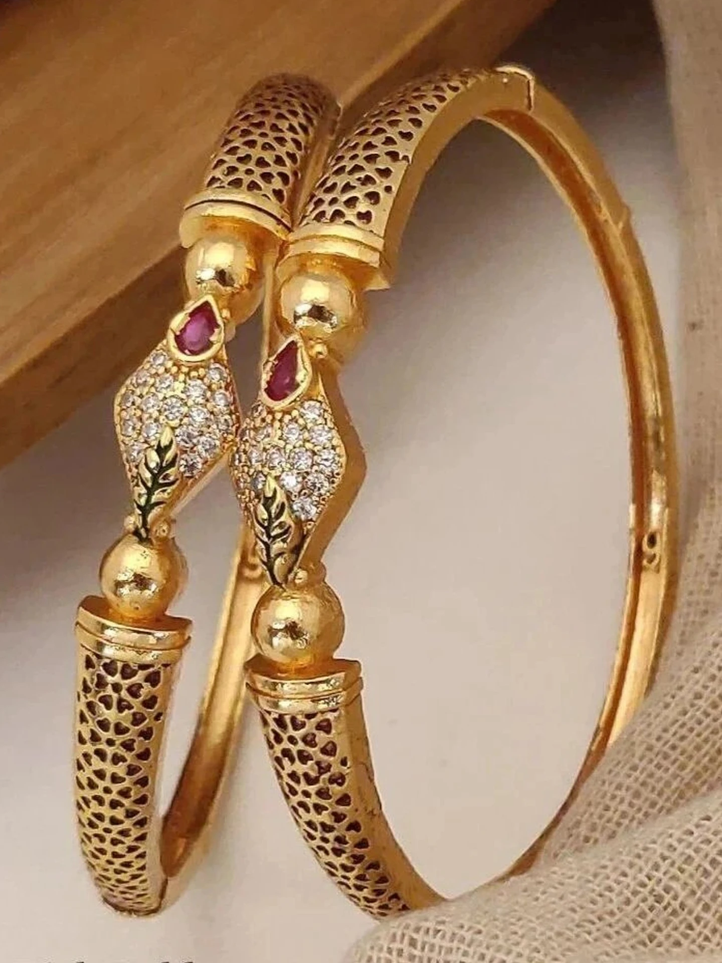 Queenzart Alloy Cubic Zirconia Gold