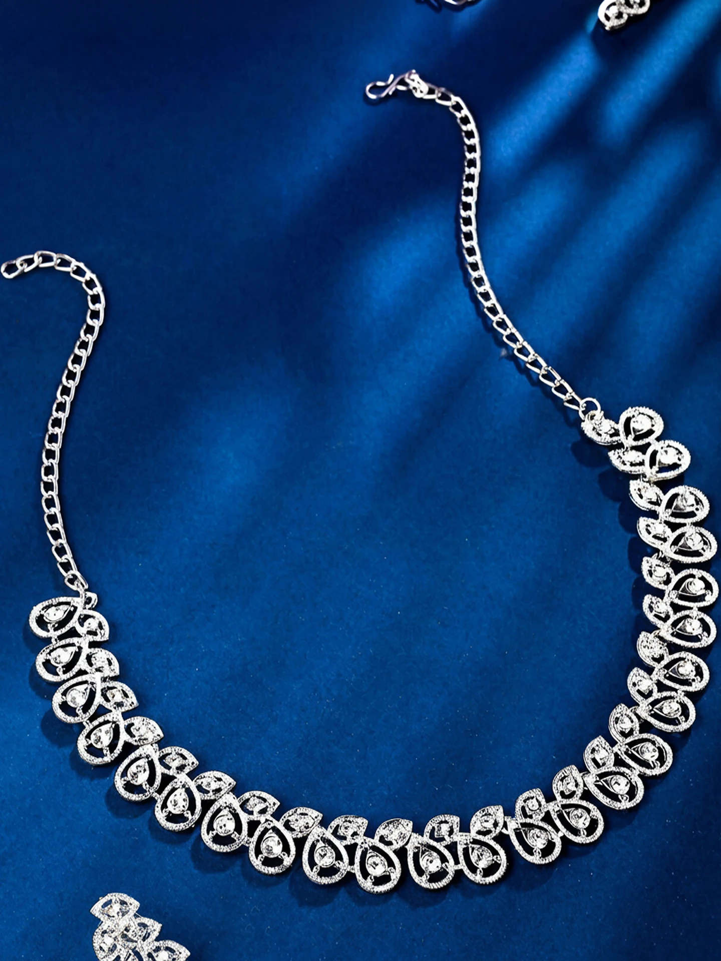 YELLOW CHIMES Metal White Jewel Set